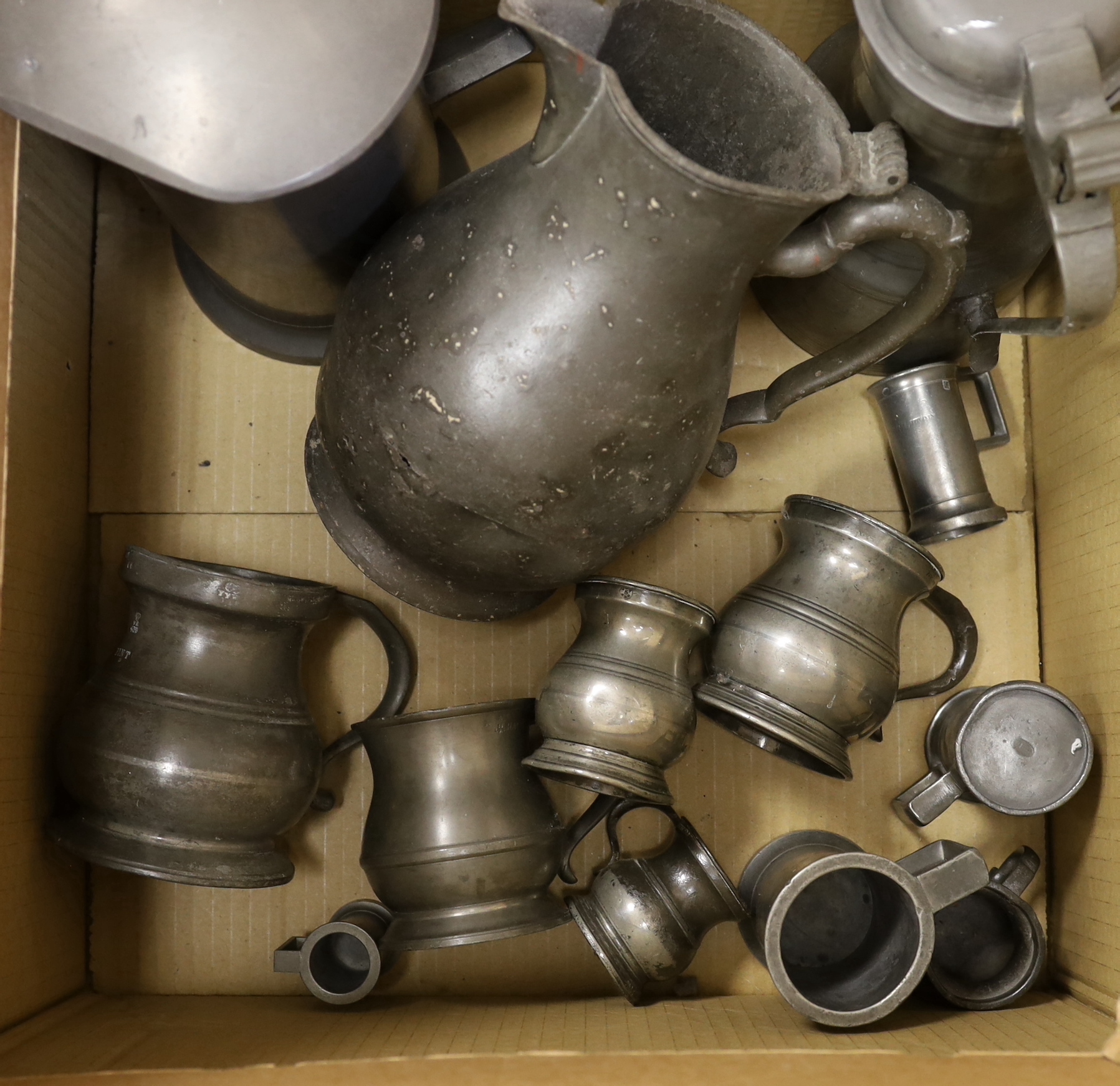A quantity of pewter tankards and measures